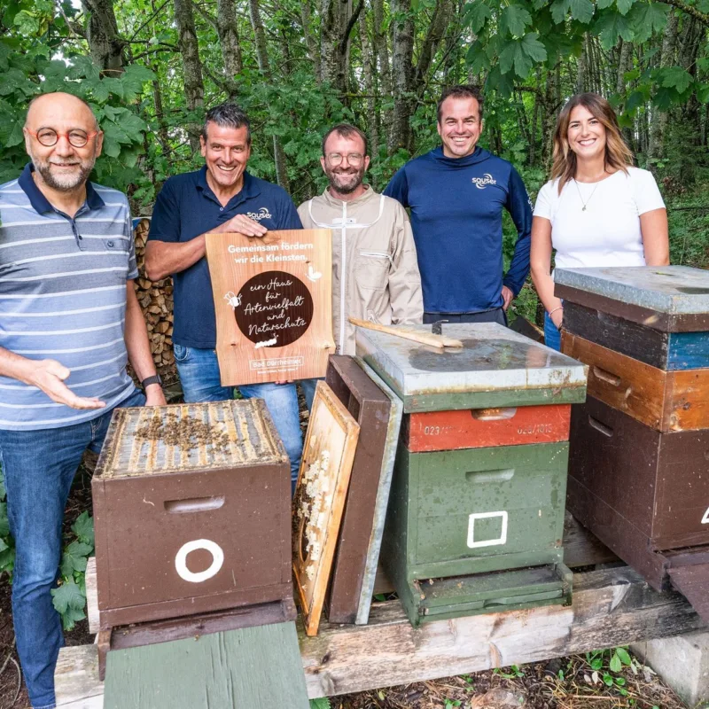 Team des RiderMan-Bienenprojekts an den Bienenstöcken