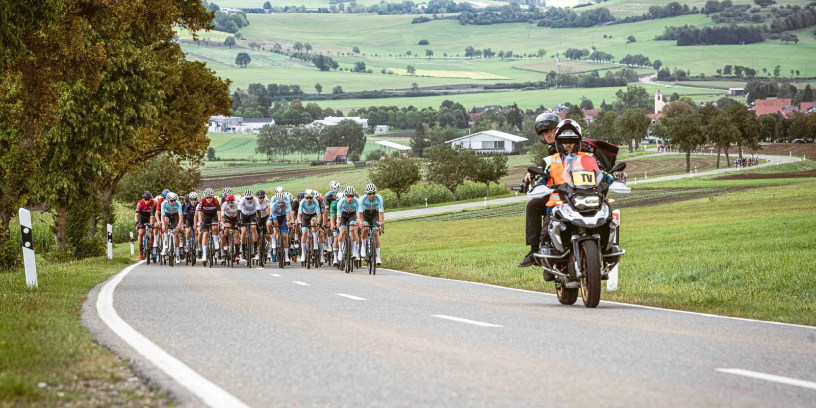 Fernsehmotorrad begleitet das Fahrerfeld bei Oberbaldingen