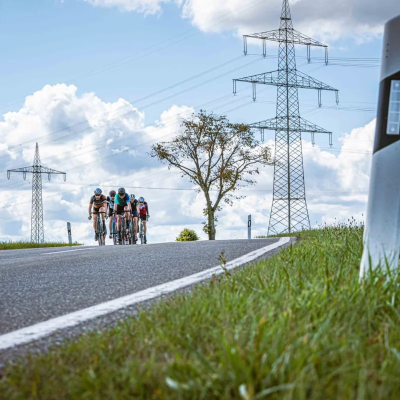 Fahrerfeld im Anstieg bei Oberbaldingen
